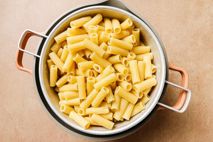 Cooked rigatoni pasta in a colander.