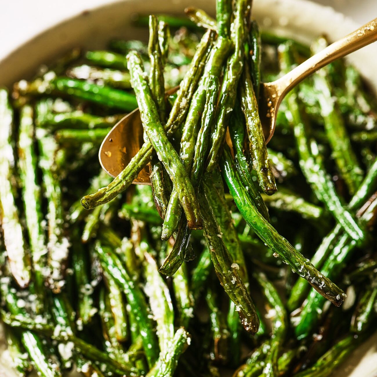 close up of green beans in a bowl